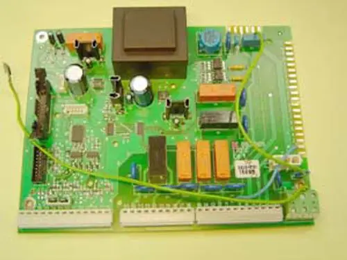 Hauptplatine eines Geräts von Remeha, ausgestattet mit verschiedenen elektronischen Bauteilen, darunter Widerstände, Kondensatoren und Relais.